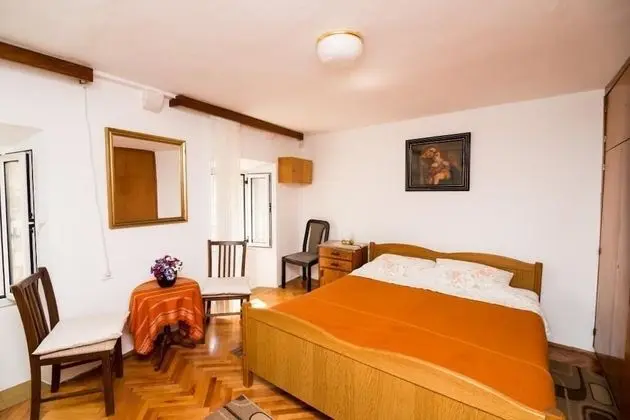 Tek Büyük Yataklı Oda (Double Room with Shared Bathroom)