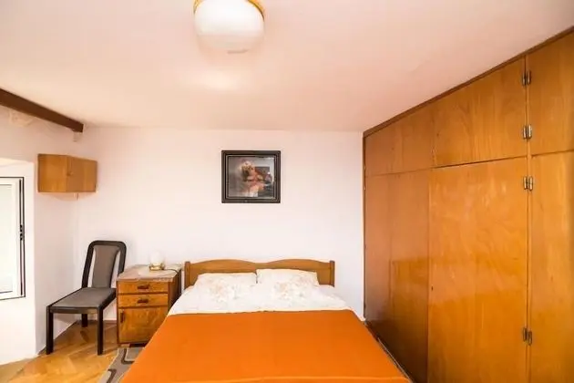 Tek Büyük Yataklı Oda (Double Room with Shared Bathroom)