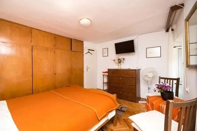 Tek Büyük Yataklı Oda (Double Room with Shared Bathroom)