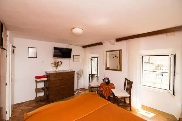 Tek Büyük Yataklı Oda (Double Room with Shared Bathroom)