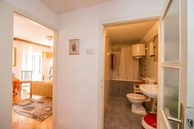 Tek Büyük Yataklı Oda (Double Room with Shared Bathroom)