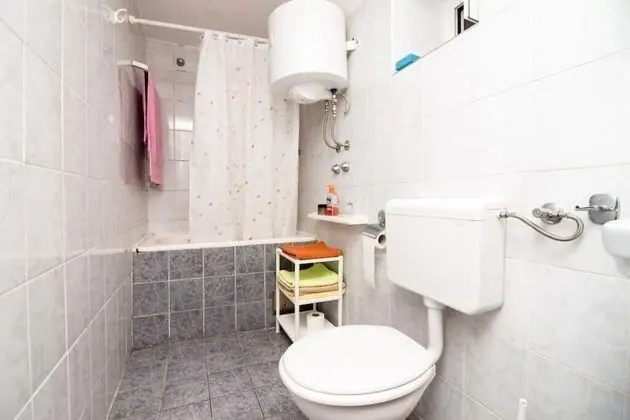 Tek Büyük Yataklı Oda (Double Room with Shared Bathroom)