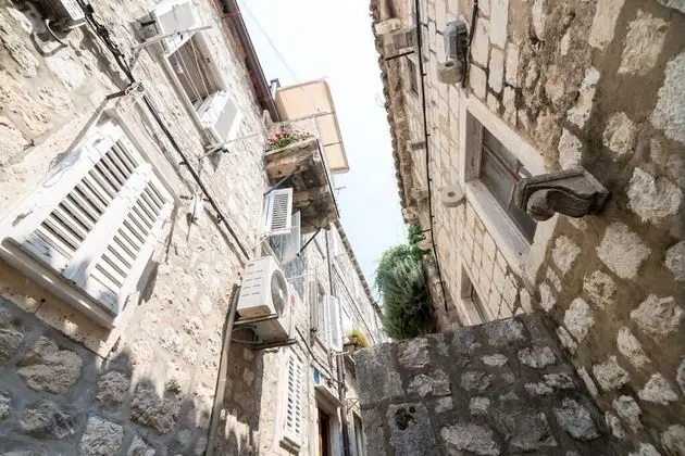 Tek Büyük Yataklı Oda (Double Room with Shared Bathroom)