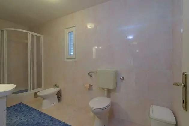 İki Ayrı Yataklı Oda, Ortak Banyo