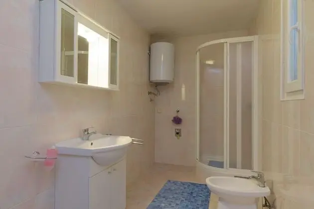 İki Ayrı Yataklı Oda, Ortak Banyo