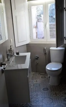 Tek Büyük Yataklı Oda, Ortak Banyo