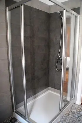 Tek Büyük Yataklı Oda, Ortak Banyo