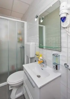 Tek Büyük Yataklı Oda (Double Room with Private Bathroom)