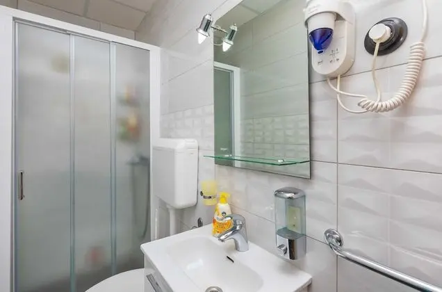 Tek Büyük Yataklı Oda (Double Room with Private Bathroom)