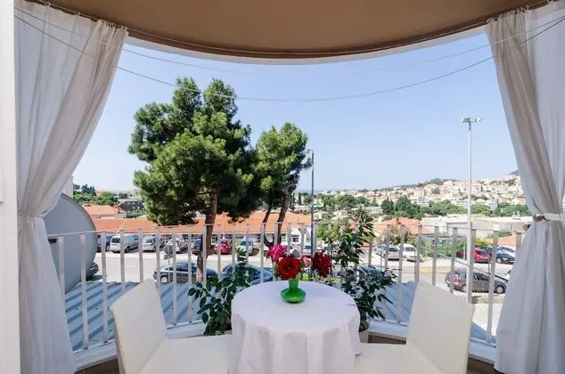 Tek Büyük Yataklı Oda (Standard Double Room with Shared Bath)