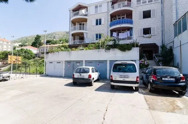 Tek Büyük Yataklı Oda (Standard Double Room with Shared Bath)