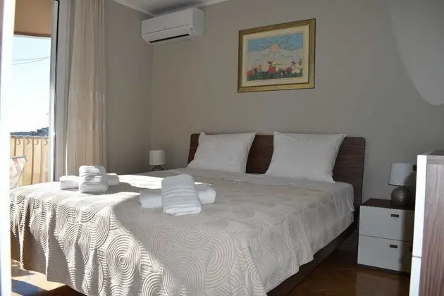Tek Büyük Yataklı Oda (Standard Double Room with Shared Bath)