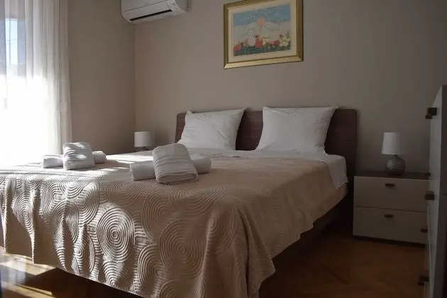 Tek Büyük Yataklı Oda (Standard Double Room with Shared Bath)