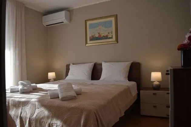 Tek Büyük Yataklı Oda (Standard Double Room with Shared Bath)