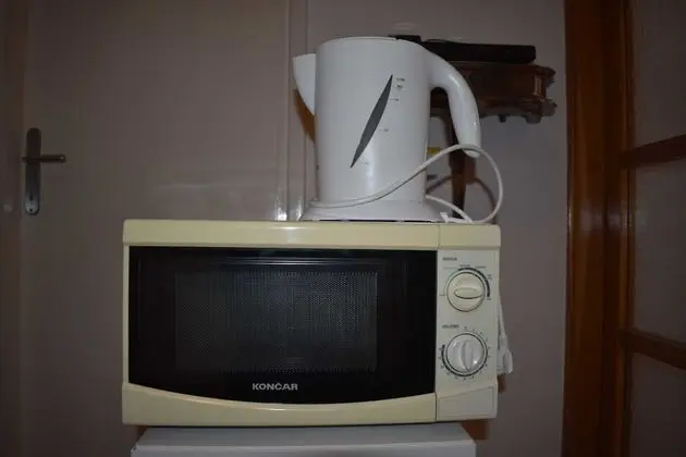 Tek Büyük Yataklı Oda (Standard Double Room with Shared Bath)