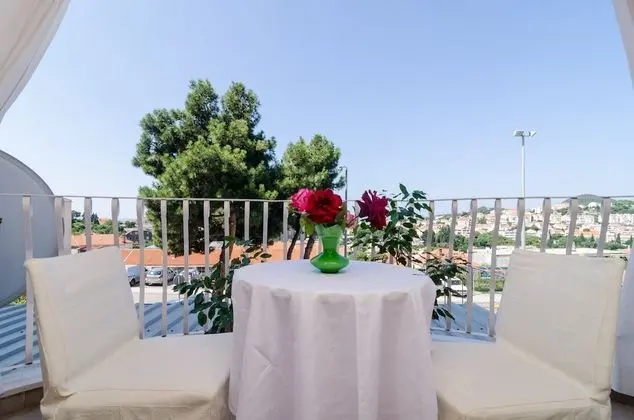 Tek Büyük Yataklı Oda (Standard Double Room with Shared Bath)