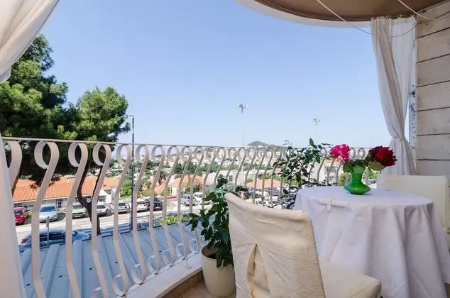 Tek Büyük Yataklı Oda (Standard Double Room with Shared Bath)