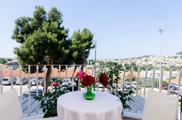 Tek Büyük Yataklı Oda (Standard Double Room with Shared Bath)