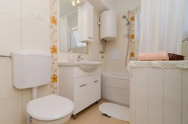 Tek Büyük Yataklı Oda (Standard Double Room with Shared Bath)