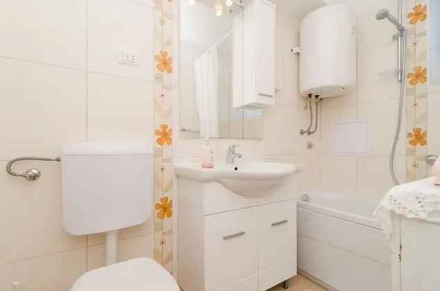 Tek Büyük Yataklı Oda (Standard Double Room with Shared Bath)