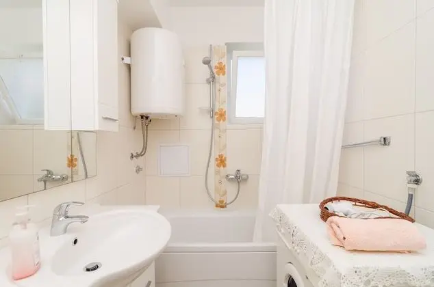 Tek Büyük Yataklı Oda (Standard Double Room with Shared Bath)