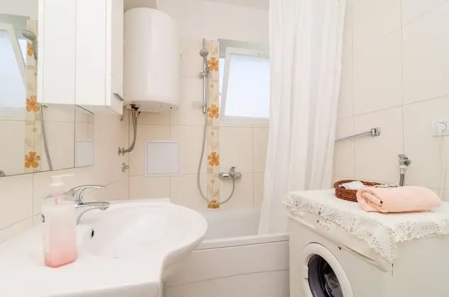 Tek Büyük Yataklı Oda (Standard Double Room with Shared Bath)