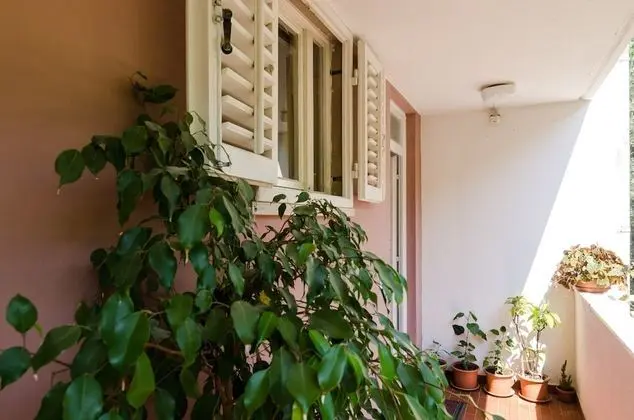 Tek Büyük Yataklı Oda (Standard Double Room with Shared Bath)