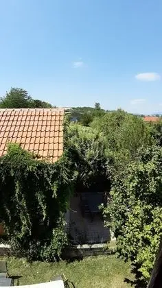 Tek Büyük veya İki Ayrı Yataklı Oda, Avlu Manzaralı