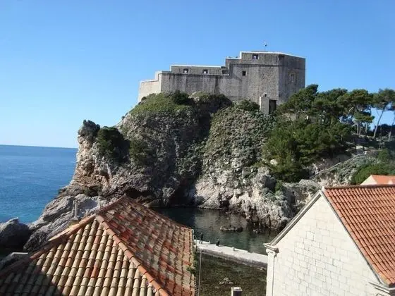 Tek Büyük Yataklı Oda (Twin or Double Room with Sea View)