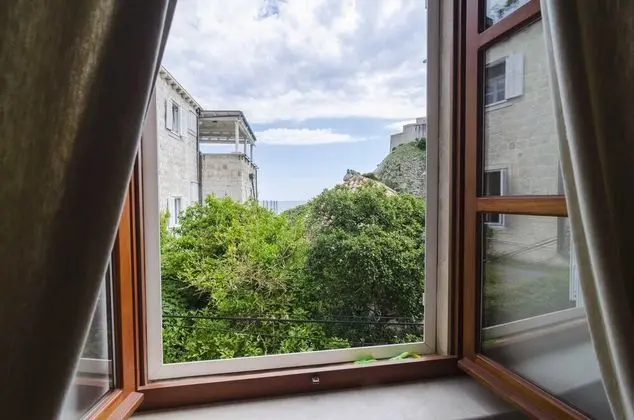 Tek Büyük Yataklı Oda (Twin or Double Room with Sea View)