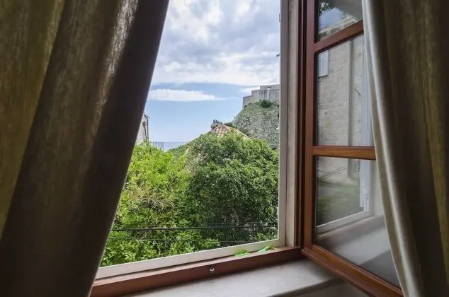 Tek Büyük Yataklı Oda (Twin or Double Room with Sea View)