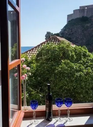 Tek Büyük Yataklı Oda (Twin or Double Room with Sea View)