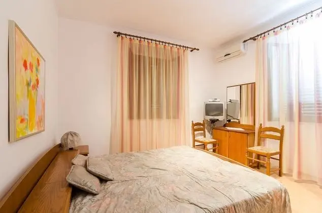 Basic Tek Büyük Yataklı Oda, 1 Çift Kişilik Yatak (Private External Bathroom)