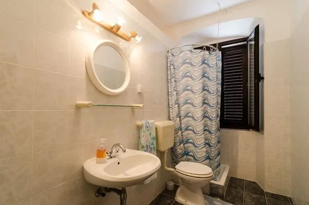 Basic Tek Büyük Yataklı Oda, 1 Çift Kişilik Yatak (Private External Bathroom)