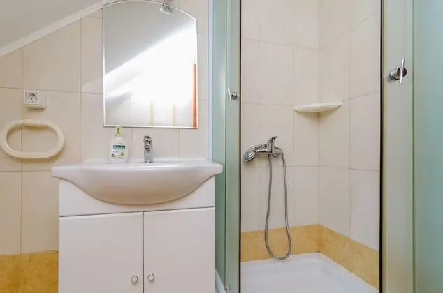 Basic Üç Kişilik Oda, Birden Çok Yatak (Private External Bathroom)