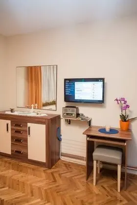 Tek Büyük Yataklı Oda, Ortak Banyo (1)