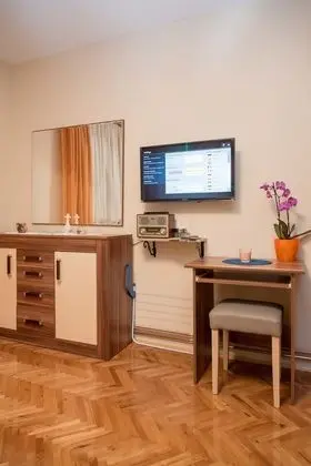 Tek Büyük Yataklı Oda, Ortak Banyo (1)