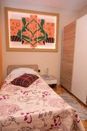 Tek Kişilik Oda, Ortak Banyo (3)