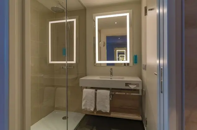 Tek Büyük Yataklı Oda (roomz Style with Bench)