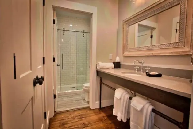 Oda, Özel Banyo (The Sawgrass Suite)