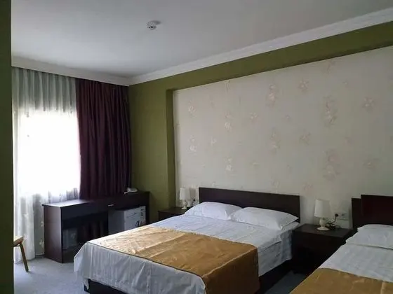 Üç Kişilik Oda, Avlu