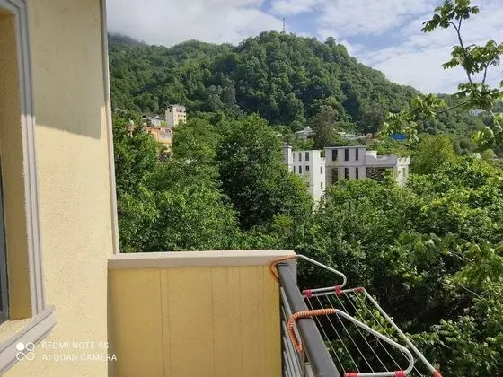 Üç Kişilik Oda, Avlu