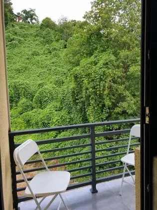 Üç Kişilik Oda, Avlu