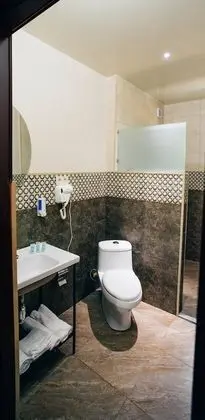 Üç Kişilik Oda, Avlu