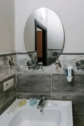 Üç Kişilik Oda, Avlu