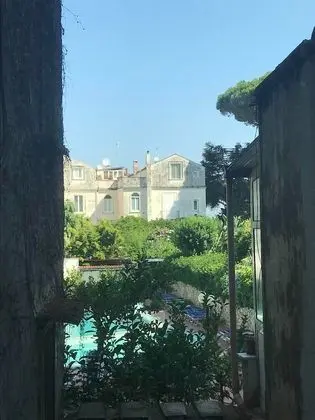 Deluxe Tek Büyük veya İki Ayrı Yataklı Oda, Banyolu/Duşlu, Avlu Manzaralı