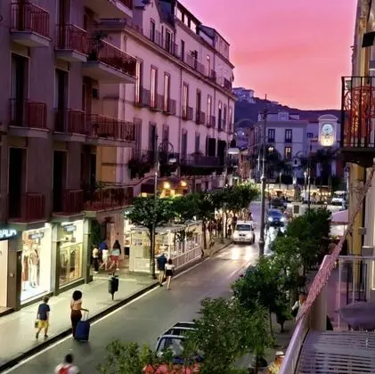 Luxury Tek Büyük veya İki Ayrı Yataklı Oda, 1 Yatak Odası, Balkon, Şehir Manzaralı