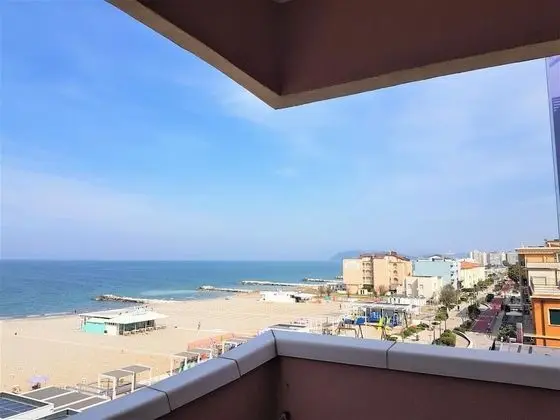 Dört Kişilik Oda, Deniz Manzaralı