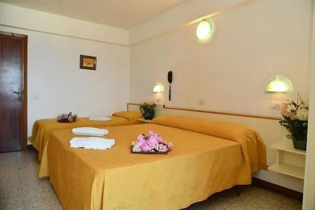 Üç Kişilik Oda, Deniz Manzaralı