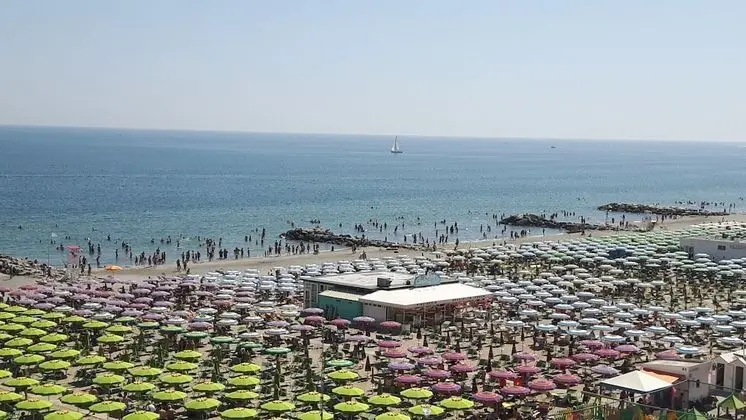 Üç Kişilik Oda, Deniz Manzaralı